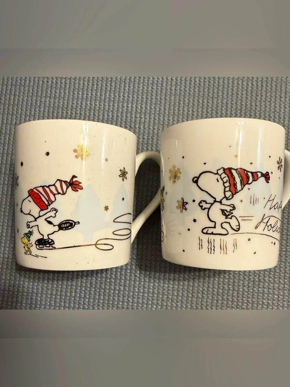 LENOX. Set of 2 mugs featuring Snoopy ice skating. A festive highlight! These Sn